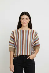 Sweater acrílico con rayas verticales en tonos marrón, celeste y beige, de corte holgado y cuello bote.