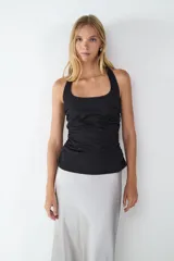 Musculosa negra con escote halter y corte ajustado.