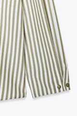 Camisa de manga larga con cuello mao y estampado a rayas verticales en tonos verde oliva y blanco. Cierre frontal con botones ocultos.