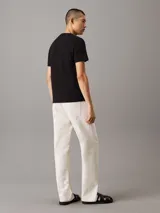 Remera negra de algodón con cuello redondo y logo Calvin Klein estampado en azul en el pecho.