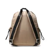 Mochila negra con estampado de labios y logo de la marca en rojo.