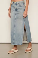 Falda midi de jean celeste, de tiro alto, corte recto y abertura lateral.