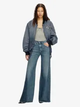 Pantalón de jean Diesel de corte acampanado con cintura media y pernera ancha.