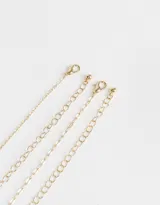 Set de dos collares cortos, uno de perlas sintéticas y otro de metal dorado con dije de delfín.