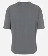 Blusa femenina confeccionada en algodón más sostenible, cuello redondo, manga corta con efecto desteñido.