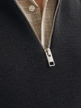 Sweater de manga larga con cuello alto en color negro, tejido de punto con cremallera frontal.