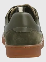 Zapatillas deportivas de cuero color blanco hueso con detalles en gamuza y suela de goma color caramelo.