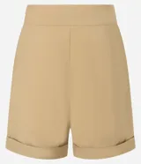 Bermuda femenina de corte recto y cintura alta, color beige, confeccionada en viscosa twill. Presenta abertura lateral por cremallera y ruedo plegado hacia afuera.