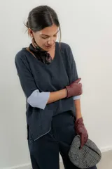 Sweater combinado escote en Ve 100% lambswool italiano. Tiene un fit holgado acentuado por los tajos laterales y mangas al codo.