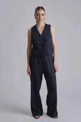 Pantalón de lino azul marino de corte palazzo con cintura alta y pinzas.