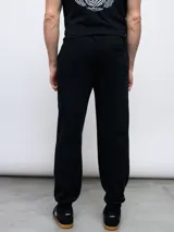 Pantalón de jogging azul marino de felpa sin friza, con puños elásticos y logo de Umbro bordado en celeste.