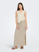 Chaleco sastrero color crema confeccionado en tejido liviano de viscosa y lino, con cierre de botones y bolsillos frontales.