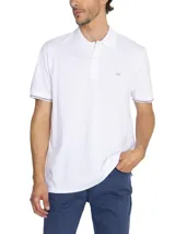 Chomba azul marino de piqué de algodón pima peruano, con cuello clásico, tapeta de dos botones blancos, mangas cortas con ribete rosa y logo de la marca bordado en el pecho.