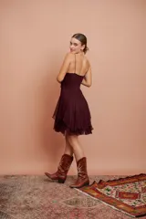 Vestido corto color vino de seda con escote corazón, breteles finos y falda con volados.