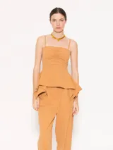 Top strapless color ocre confeccionado en poplin 4way con frunce en el delantero. Tiene breteles regulables y faldón que termina en forma de quilla. El acceso es mediante cierre invisible en la espalda.