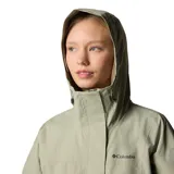 Campera impermeable larga Columbia Hikebound II para mujer, color verde oliva. Confeccionada con tecnología Omni-Tech™ y costuras selladas. Cuenta con capucha ajustable, cierre frontal con solapa, cintura ajustable con cordón, puños ajustables, bolsillo oculto en el pecho y bolsillos con cremallera para las manos.