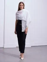 Pashmina de gasa color blanco con apliques de brillos.