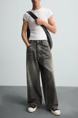 Pantalón de jean azul grisáceo con efecto lavado, corte amplio y tiro alto.