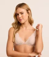 Soutien top triangular color beige, confeccionado en microfibra con detalles de encaje y tirantes regulables. Posee copas desmontables.