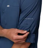 Camisa de manga larga color arena de la marca Columbia, modelo Silver Ridge. Cuenta con dos bolsillos frontales con solapa y cierre de botón, tecnología Omni-Shade™ UPF 50 para protección solar, Omni-Wick™ para absorción de la humedad y ventilación en la espalda.