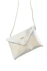 Cartera de mano tipo sobre plateada, de cuero sintético con acabado metalizado. Incluye asa de cadena metálica extraíble y cierre de solapa con imán.
