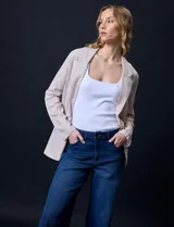 Blazer de lino color beige, marca Zac & Rachel. Tiene cuello con solapa, abertura central con botón, bolsillos delanteros y corte clásico.