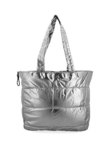 Bolso tipo shopper plateado con diseño acolchado horizontal. Tiene doble asa de hombro y cierre superior con tirador. Incluye bolsillo interior con cierre y compartimento para laptop de hasta 15".