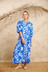 Vestido largo de mangas abullonadas con estampado floral en tonos azul y blanco.