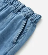 Short de jeans celeste, corte clochard, con cintura elástica, bolsillos tipo cuchillo y recortes verticales.