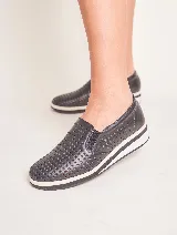 Panchita de cuero color beige con diseño calado, suela blanca y elástico en los laterales.