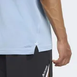 Remera deportiva Adidas de entrenamiento, color celeste claro, con corte ajustado, cuello redondo y mangas raglán. Presenta un pequeño logo de Adidas en color gris oscuro en el pecho.