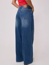 Pantalón de jean azul de pierna ancha.
