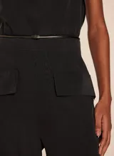 Cinturón metálico color gris plomo con acabado ónix, diseño delgado y cierre a presión.