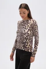 Sweater de tejido de punto, color crema, con estampado floral en tonos rosados y marrones. Presenta cuello redondo y mangas largas.