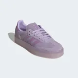 Championes Adidas modelo Sambae, una actualización del clásico Samba con una suela elevada y exterior de cuero nobuk. Presentan las 3 rayas dentadas y puntera en T reforzada. Color violeta claro con suela translúcida.