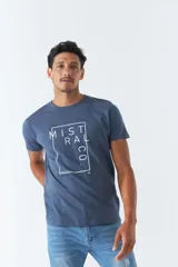 Remera azul de hombre, de manga corta, con logo en goma y arte estampado.