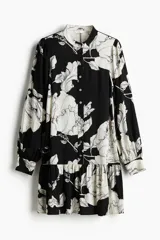 Vestido corto de viscosa con estampado floral en blanco y negro. Modelo de corte holgado con cuello mao, botones delanteros y mangas globo largas con abertura y botón en los puños. Costura fruncida en la pollera para un efecto evasé.