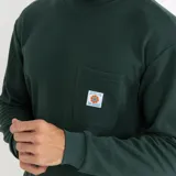 Remera verde de waffle con bolsillo en el pecho y mangas largas.