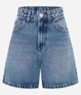 Short de jean celeste con tiro alto, corte mom, bolsillos delanteros y traseros, y lavado con efecto desteñido.