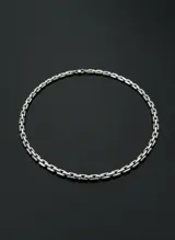 Collar plateado de acero con eslabones rectangulares.