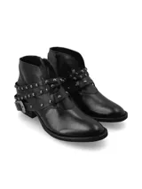 Botín de cuero negro de caña corta con taco acuñado, cierre lateral y detalles metálicos de tachas y hebilla.