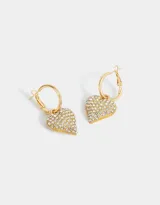 Aros dorados tipo argolla con dije de corazón con strass incrustados.
