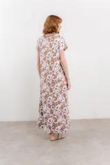 Vestido largo de algodón con elastano, estampado con manchas tipo vaca en tonos marrón y blanco. Tiene cuello redondo con ribete en contraste.
