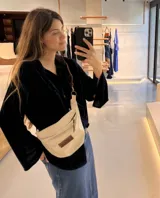 Riñonera de cuero color marrón, con correa regulable y bolsillo interno con cierre.