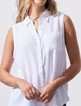 Camisa blanca sin mangas, de lino, con cuello clásico, escote en V, cierre frontal con botones y bolsillo en el pecho.