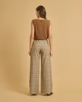 Pantalón de lino y algodón a cuadros color beige, de corte recto y tiro medio, con cintura elástica y bolsillos laterales.
