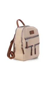 Mochila negra de símil cuero con apertura superior doble con cierres individuales. Bolsillos al frente con cierres metálicos, uno principal de mayor capacidad y dos pequeños. Correas largas a tono regulable con hebillas.