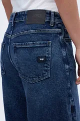 Pantalón de jean de tiro alto, corte ajustado en cintura y caderas, con pierna acampanada. Color azul oscuro.