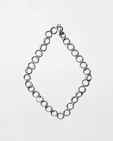 Collar de plata 925 con eslabones circulares unidos entre sí. Tiene cierre de gancho y largo regulable.