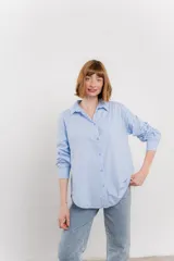 Camisa celeste de algodón, corte clásico, manga larga y cuello camisero.